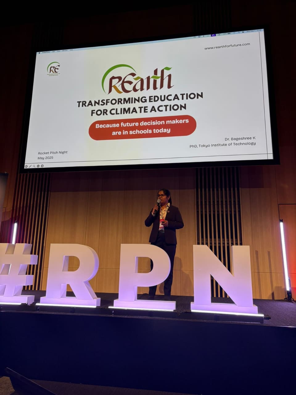 REarth presenting at Venture Café Tokyo Rocket Pitch Night