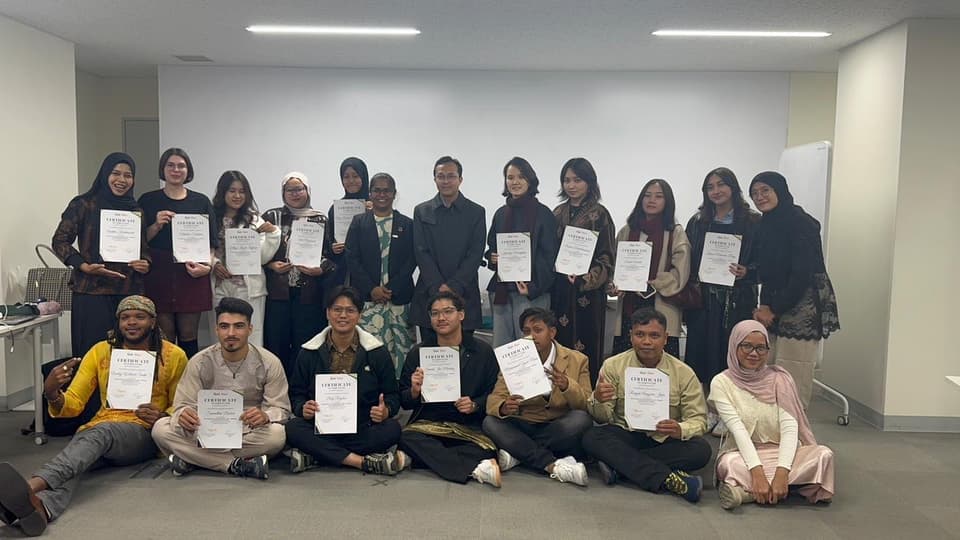 Participants receive certificates at the RISE Social youth-led climate action session in Tokyo